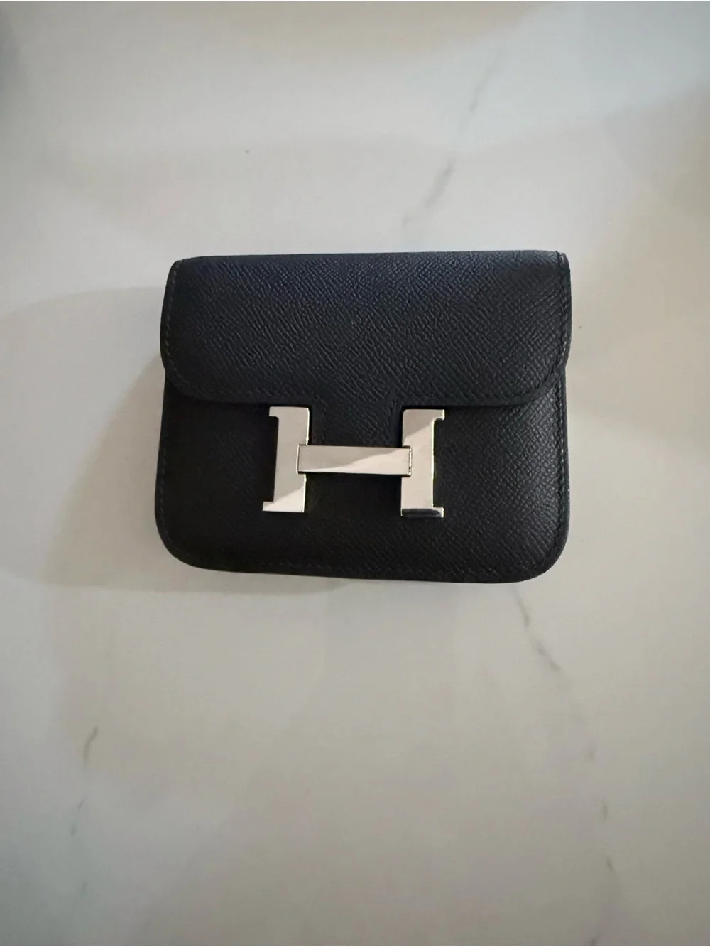 GRAY SLIM WALLET BELT WITH SILVER HARDWARE.